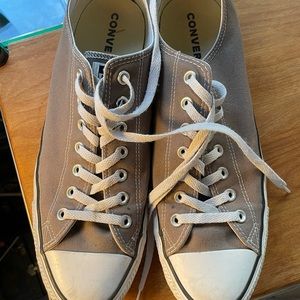 Lightly worn Men’s grey low-top converse classic